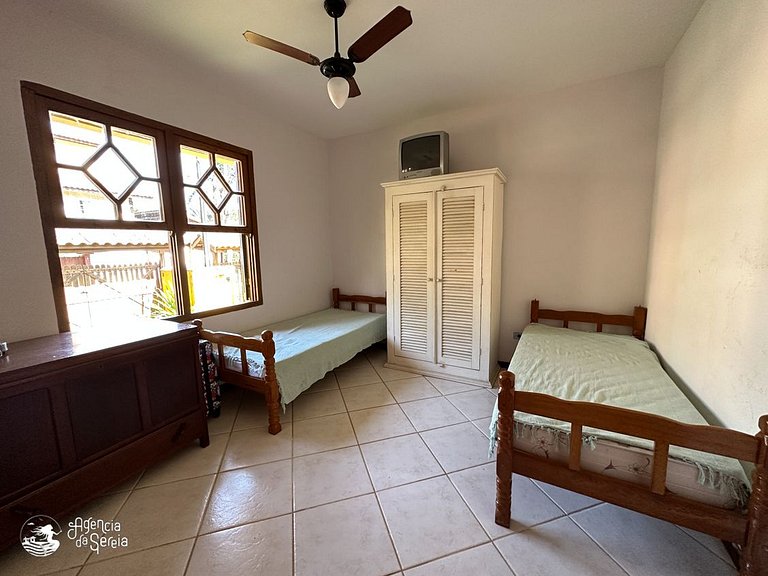Casa com quintal e churrasqueira, perto Perequê