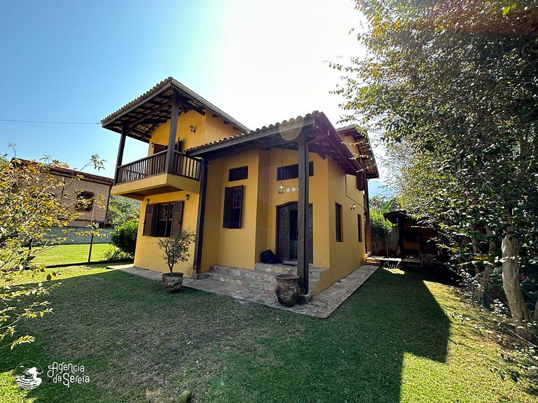 Casa com quintal e churrasqueira, perto Perequê