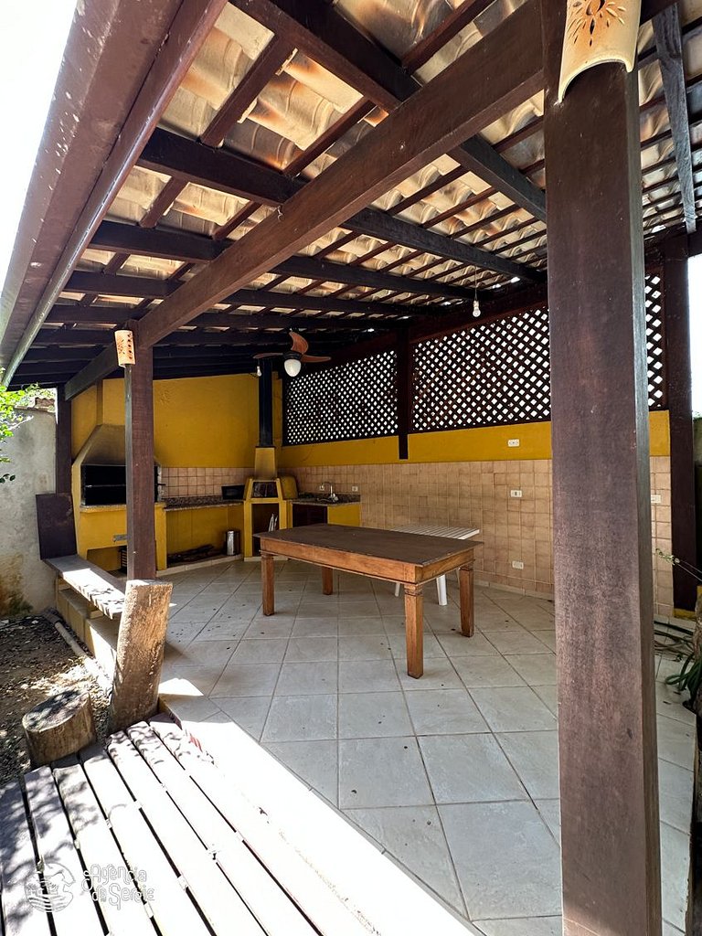 Casa com quintal e churrasqueira, perto Perequê
