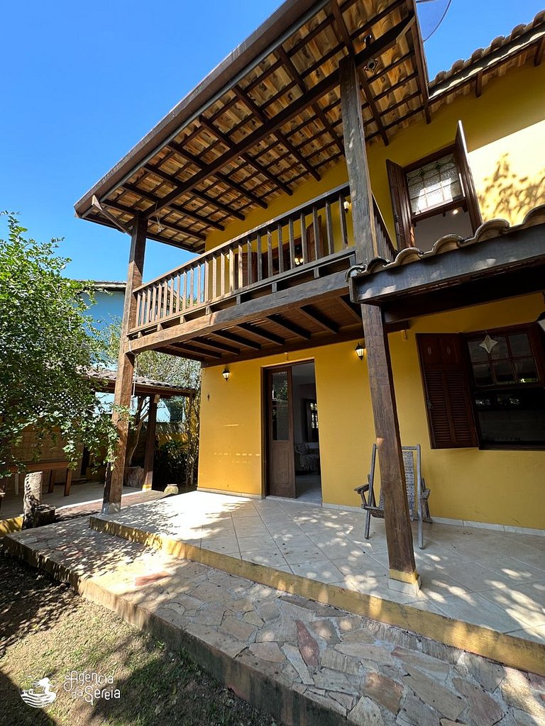 Casa com quintal e churrasqueira, perto Perequê