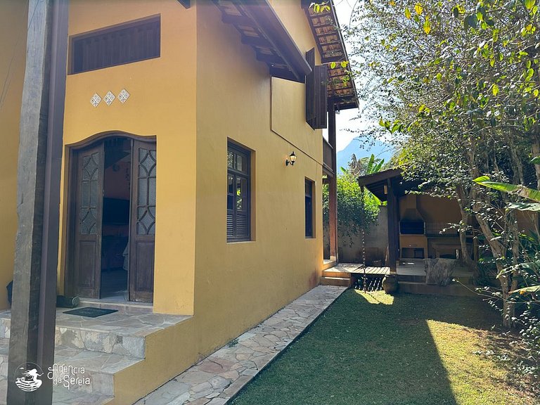 Casa com quintal e churrasqueira, perto Perequê