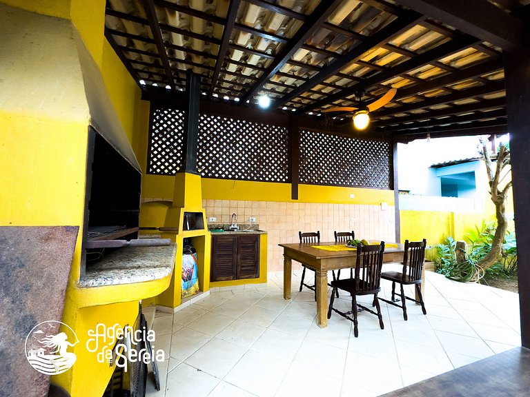 Casa com quintal e churrasqueira, perto Perequê