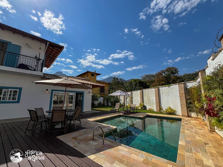 Linda casa com piscina a 150m da praia Perequê