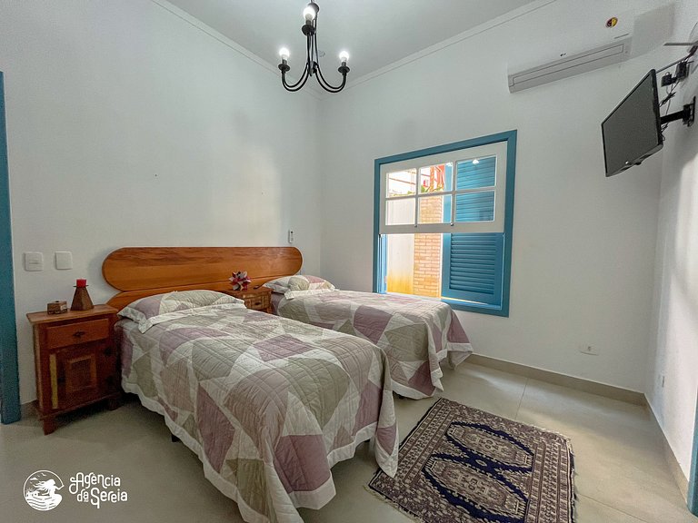 Linda casa com piscina a 150m da praia Perequê