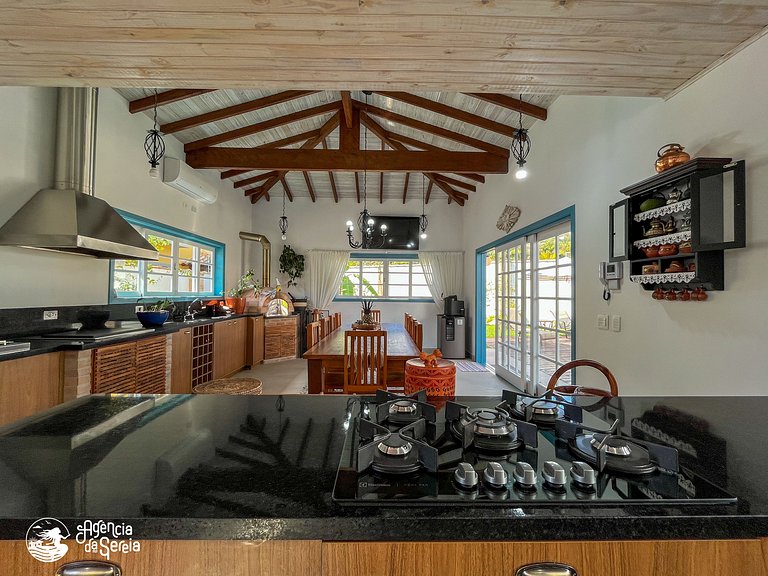 Linda casa com piscina a 150m da praia Perequê