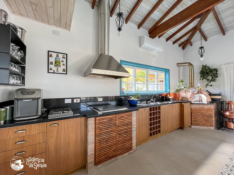 Linda casa com piscina a 150m da praia Perequê