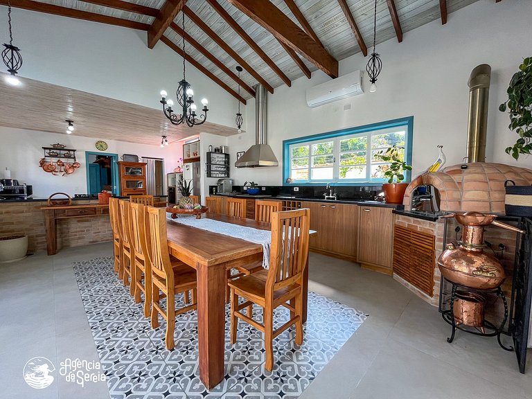 Linda casa com piscina a 150m da praia Perequê