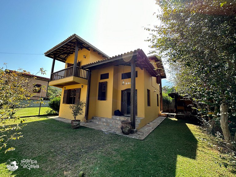 Casa com quintal e churrasqueira, perto Perequê
