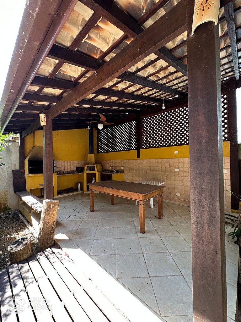 Casa com quintal e churrasqueira, perto Perequê