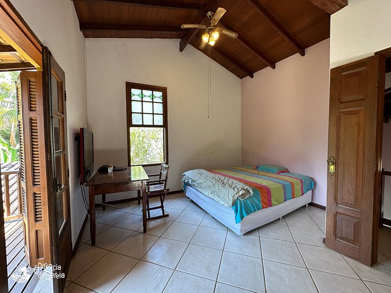 Casa com quintal e churrasqueira, perto Perequê