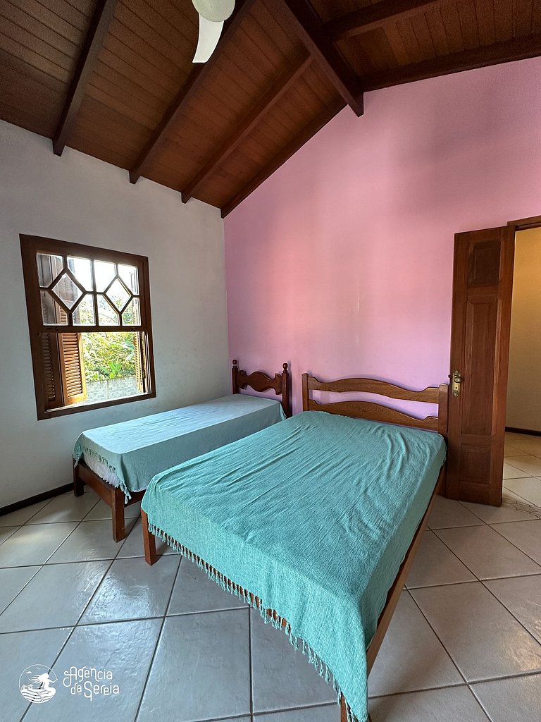 Casa com quintal e churrasqueira, perto Perequê