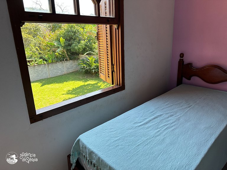 Casa com quintal e churrasqueira, perto Perequê