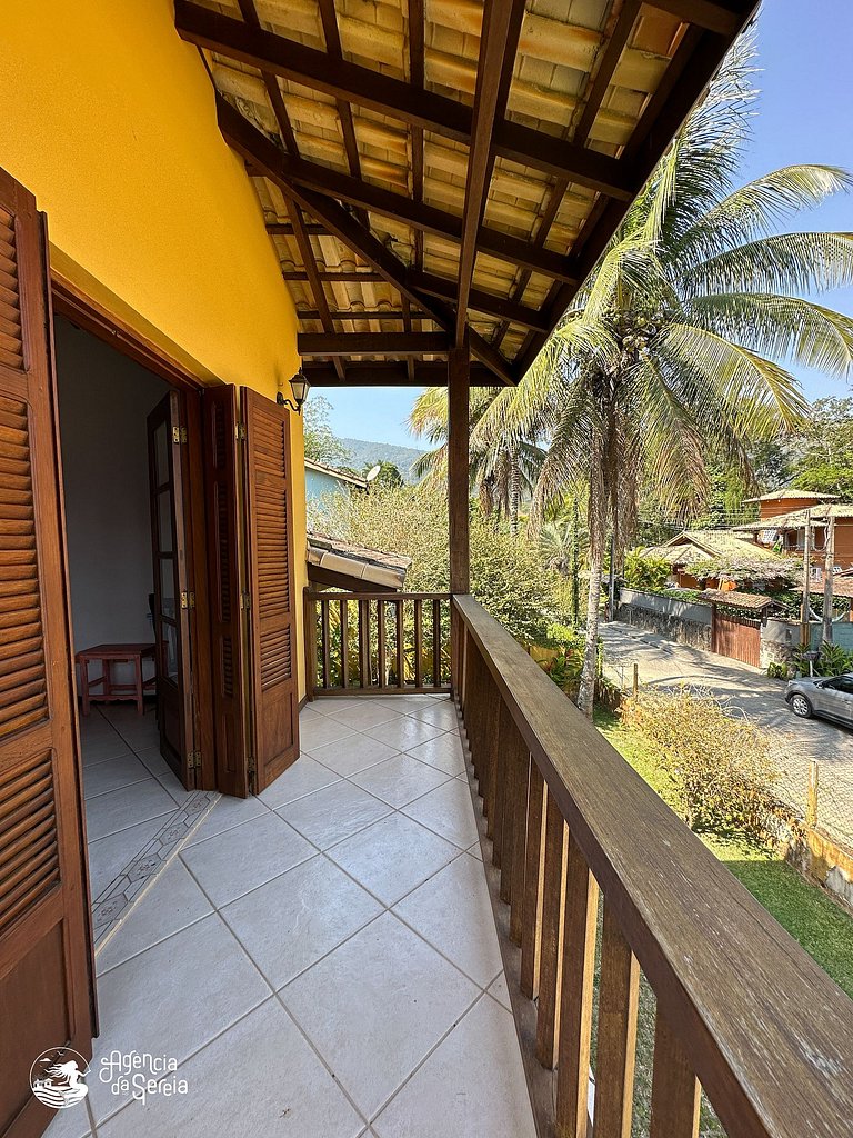 Casa com quintal e churrasqueira, perto Perequê