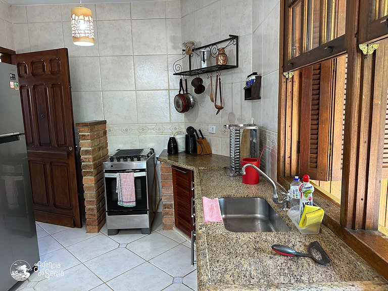 Casa com quintal e churrasqueira, perto Perequê