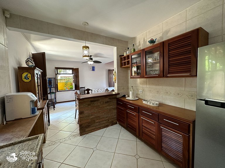 Casa com quintal e churrasqueira, perto Perequê