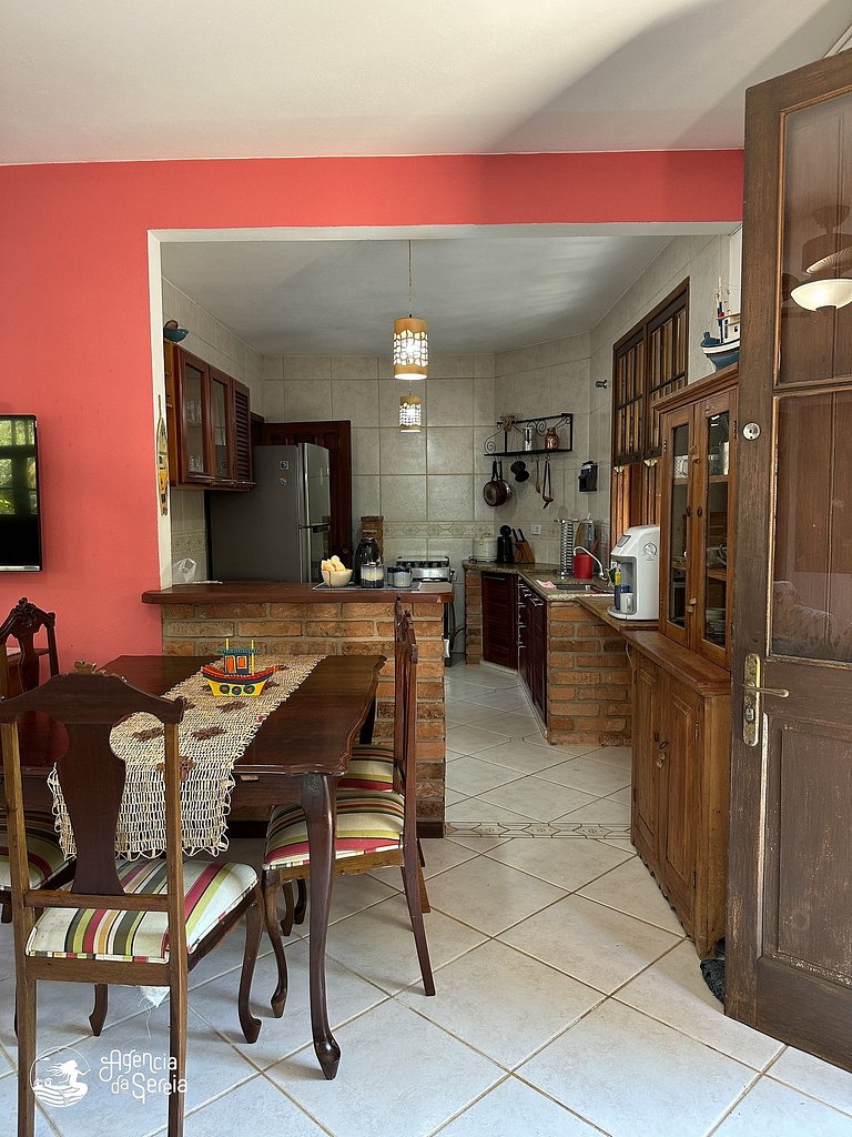 Casa com quintal e churrasqueira, perto Perequê