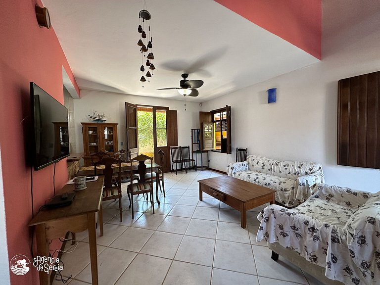 Casa com quintal e churrasqueira, perto Perequê
