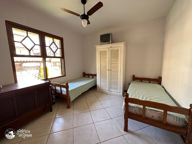 Casa com quintal e churrasqueira, perto Perequê