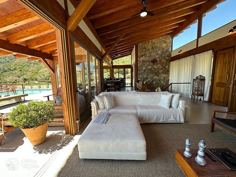 Casa com vista e piscina infinita, 450m do mar