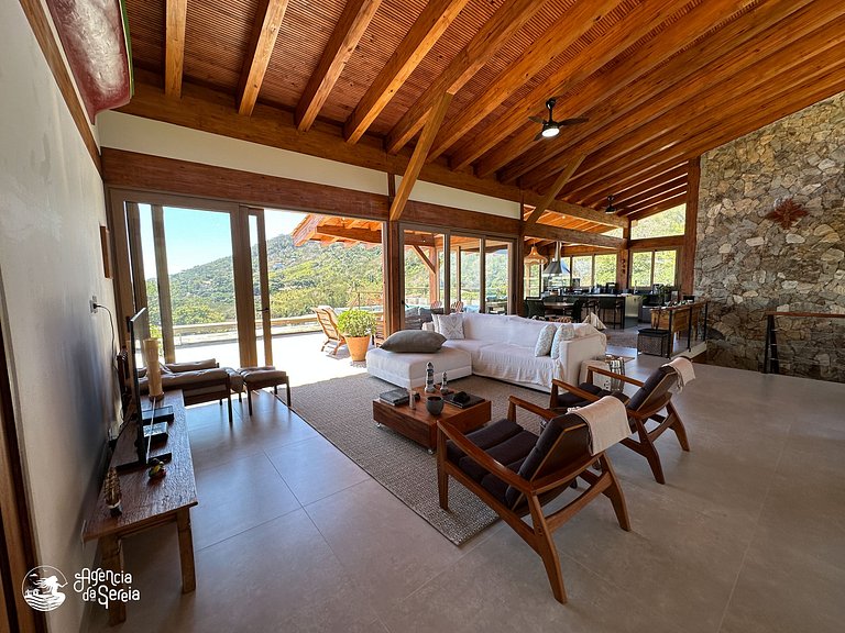 Casa com vista e piscina infinita, 450m do mar