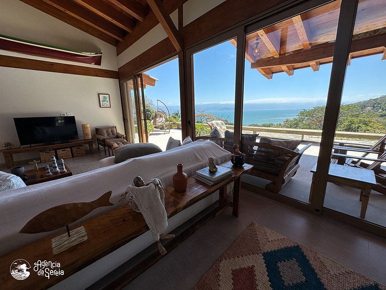 Casa com vista e piscina infinita, 450m do mar