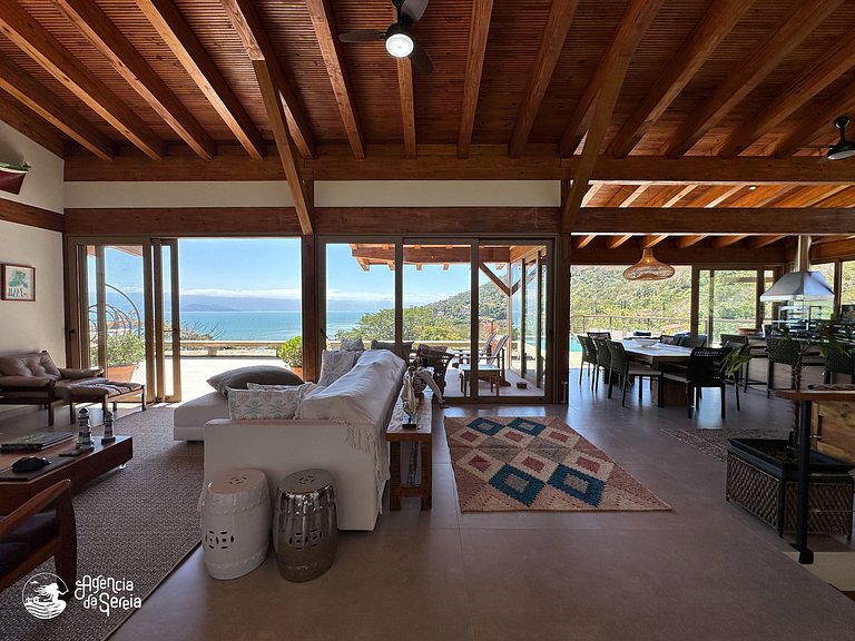 Casa com vista e piscina infinita, 450m do mar