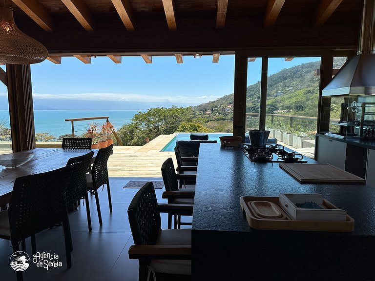 Casa com vista e piscina infinita, 450m do mar