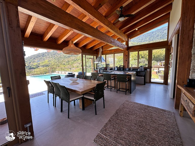Casa com vista e piscina infinita, 450m do mar