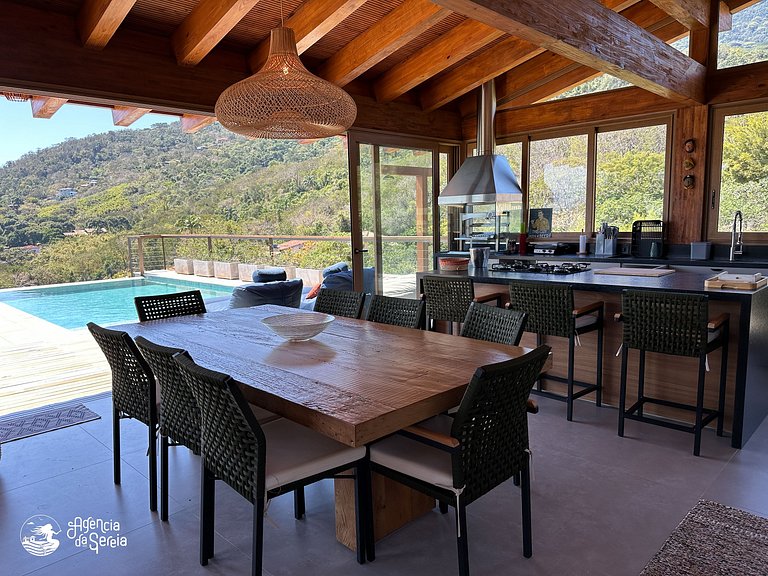 Casa com vista e piscina infinita, 450m do mar