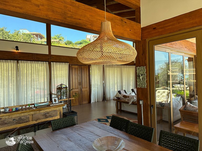Casa com vista e piscina infinita, 450m do mar
