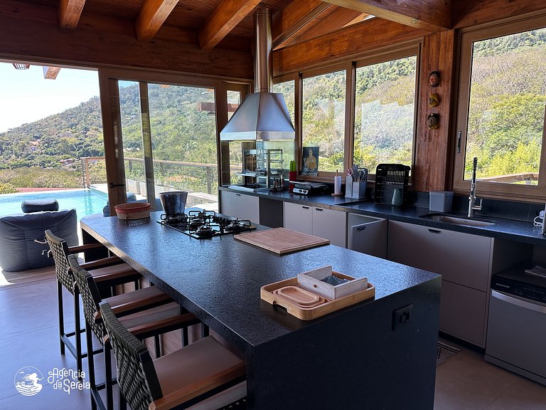 Casa com vista e piscina infinita, 450m do mar