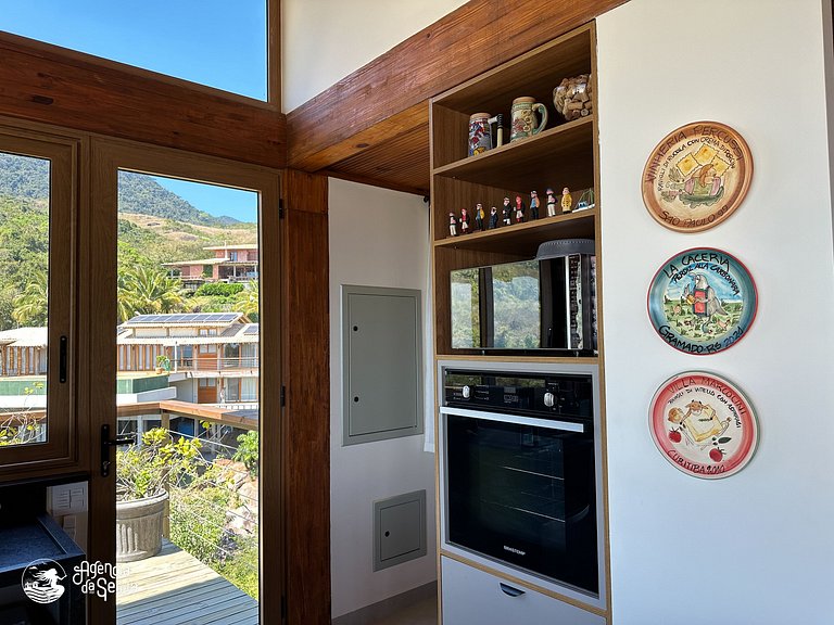Casa com vista e piscina infinita, 450m do mar