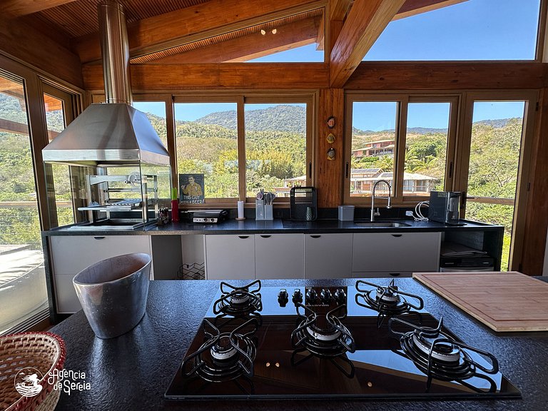 Casa com vista e piscina infinita, 450m do mar