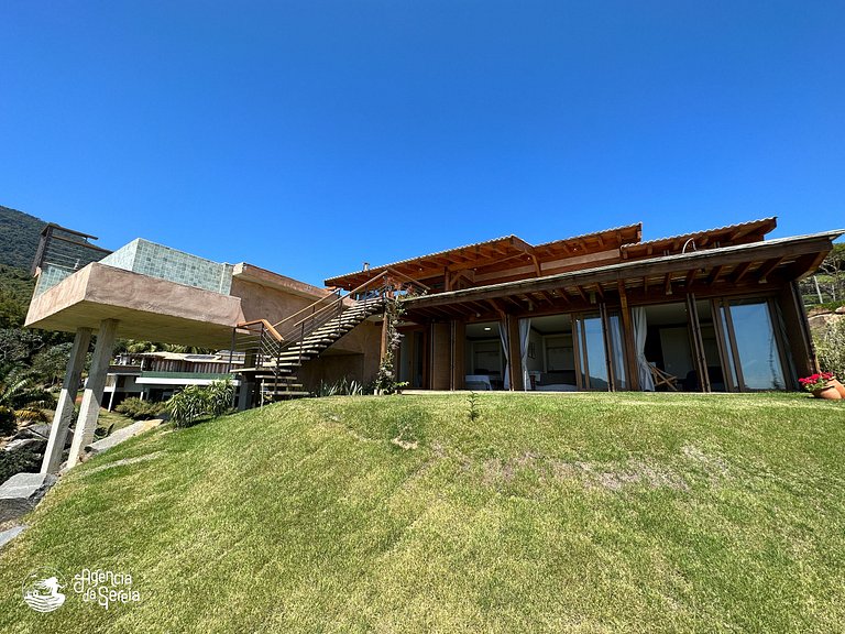 Casa com vista e piscina infinita, 450m do mar