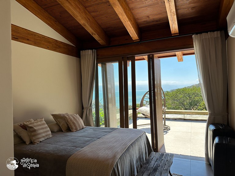Casa com vista e piscina infinita, 450m do mar