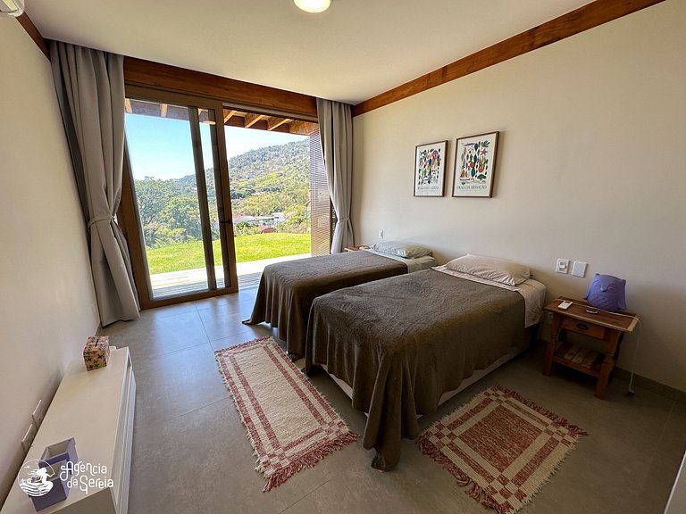 Casa com vista e piscina infinita, 450m do mar