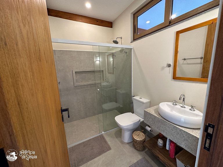 Casa com vista e piscina infinita, 450m do mar