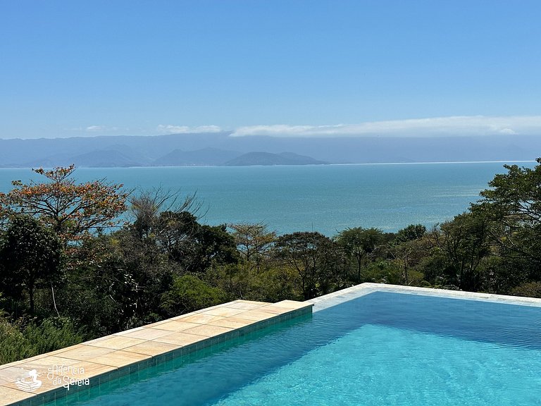 Casa com vista e piscina infinita, 450m do mar