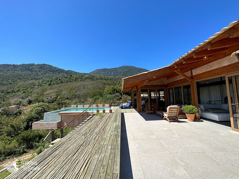 Casa com vista e piscina infinita, 450m do mar