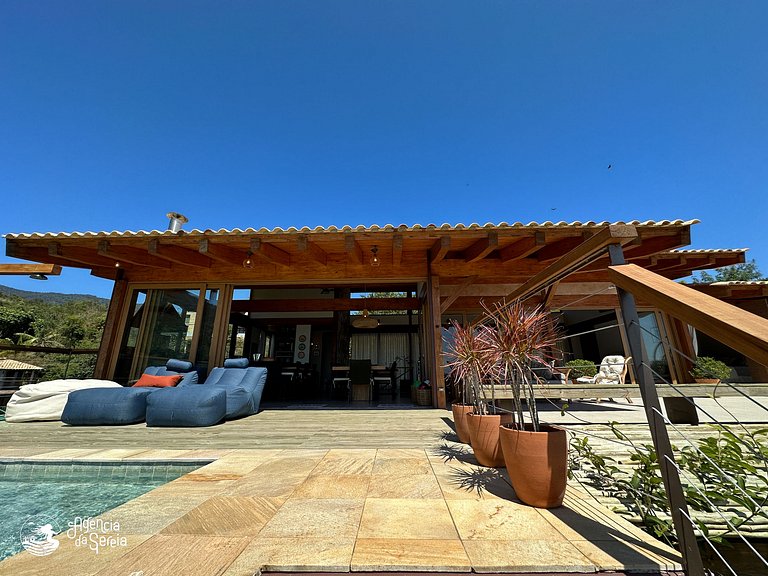 Casa com vista e piscina infinita, 450m do mar