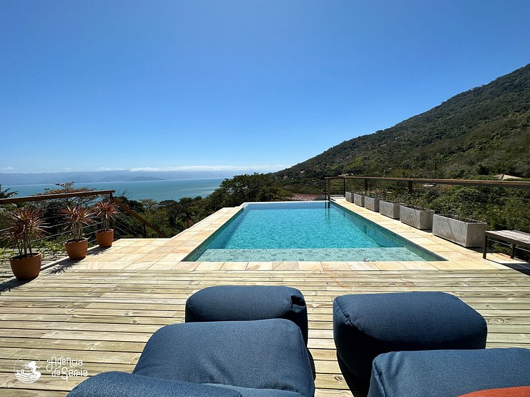 Casa com vista e piscina infinita, 450m do mar