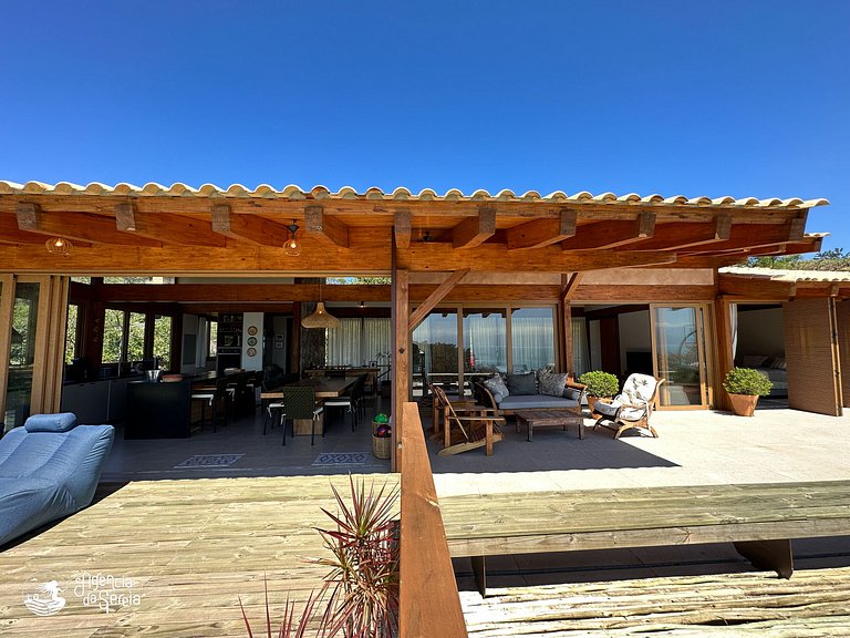 Casa com vista e piscina infinita, 450m do mar