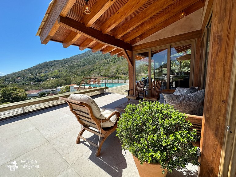 Casa com vista e piscina infinita, 450m do mar