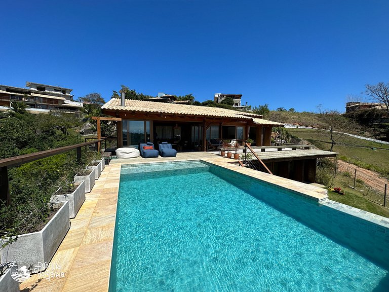 Casa com vista e piscina infinita, 450m do mar