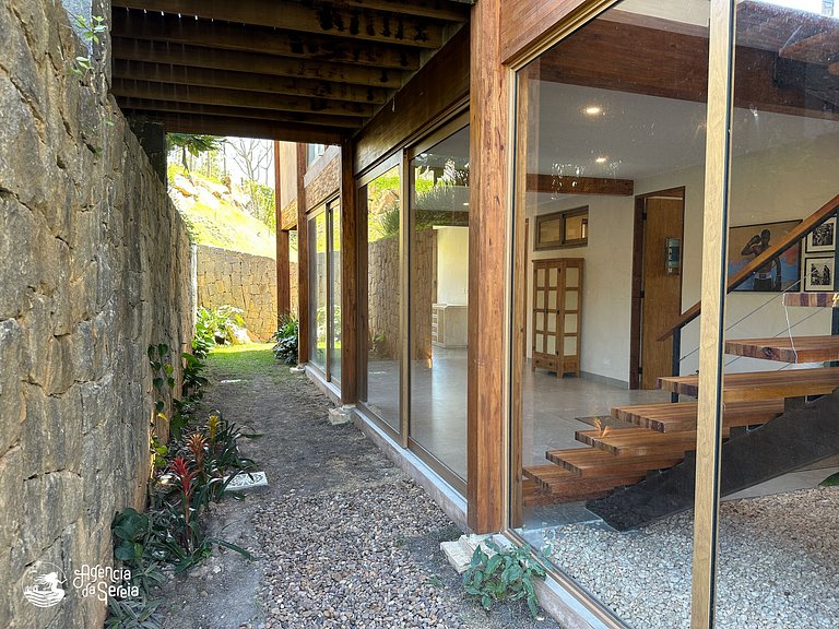 Casa com vista e piscina infinita, 450m do mar