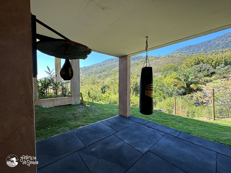 Casa com vista e piscina infinita, 450m do mar