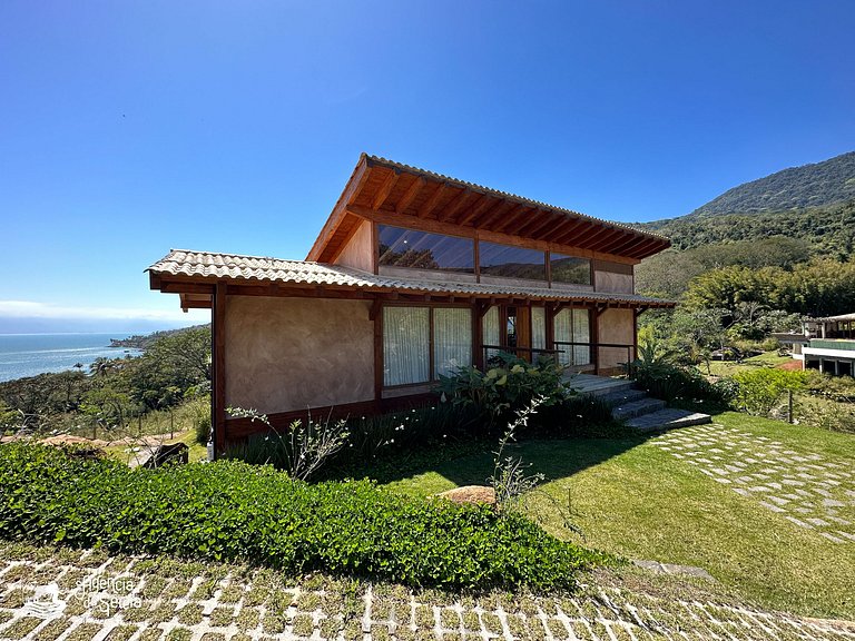 Casa com vista e piscina infinita, 450m do mar