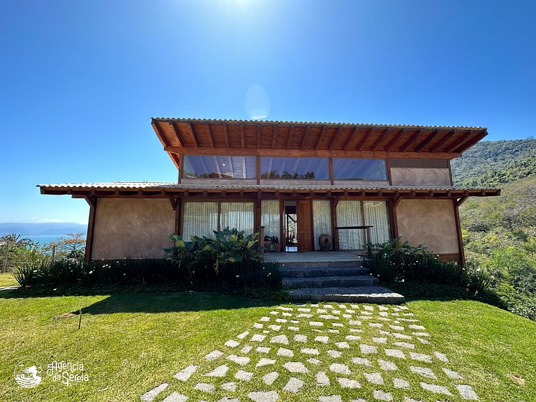 Casa com vista e piscina infinita, 450m do mar