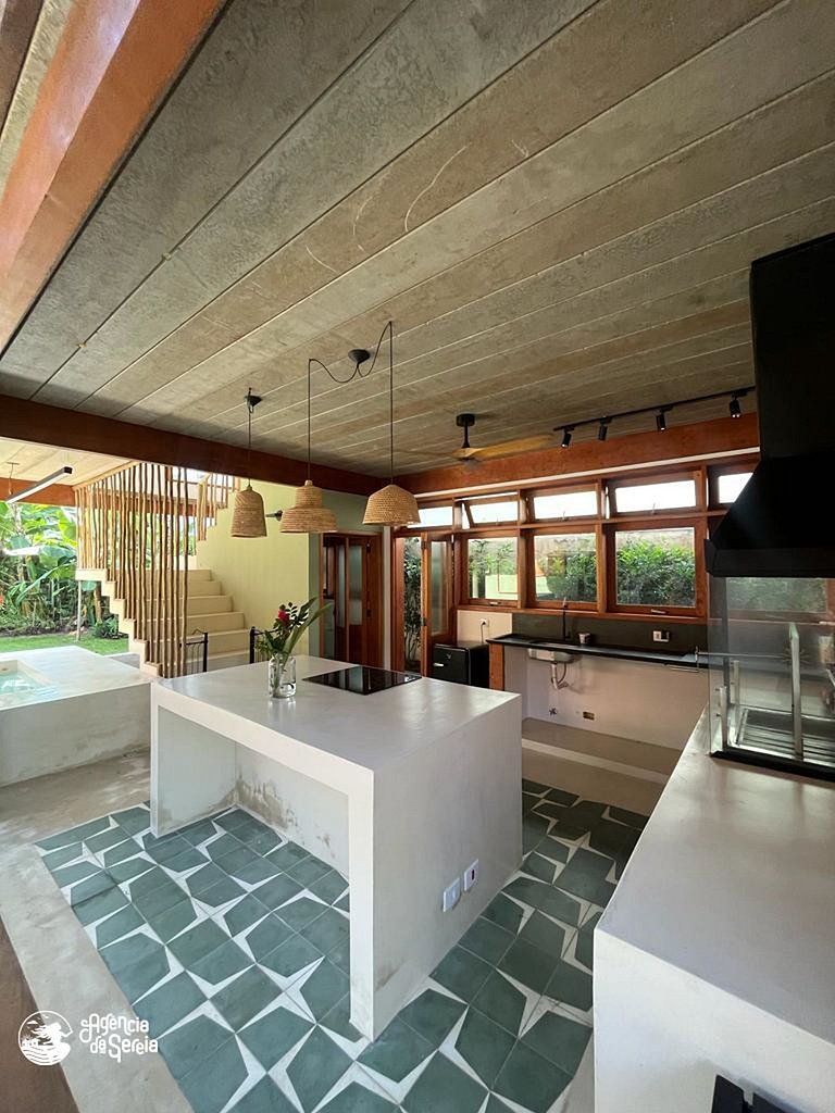 Casa c/ hidro em Ilhabela a poucos metros da praia