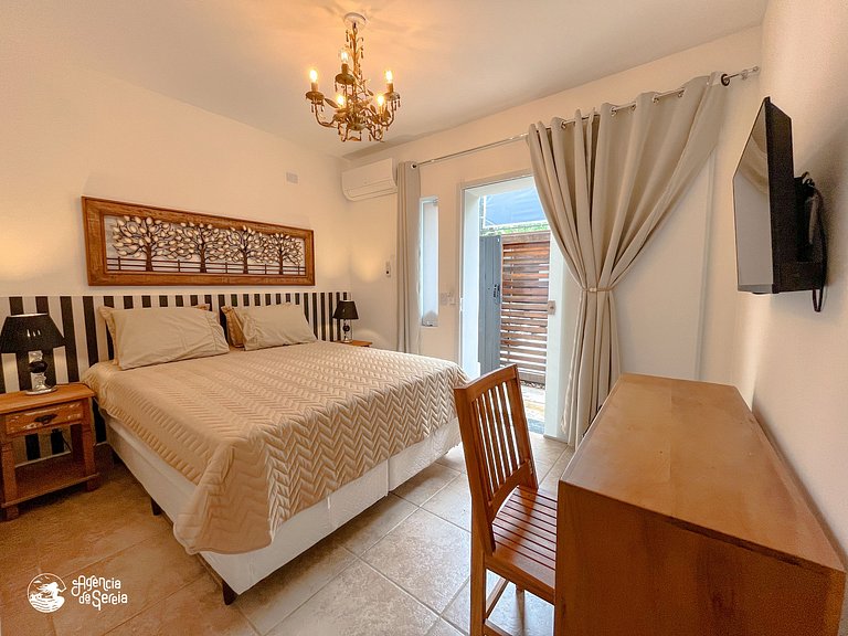 Suíte beira-mar p/ casal, 20m da Praia do Curral